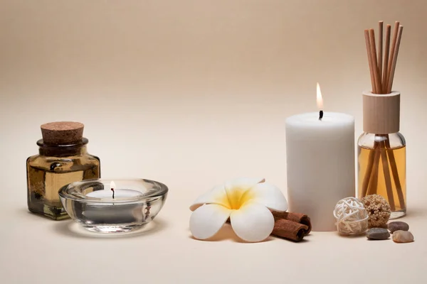 Mumlar, Frangipani çiçek, yağ şişeler ve diğer dekor elemanları ile güzel Spa kompozisyon.