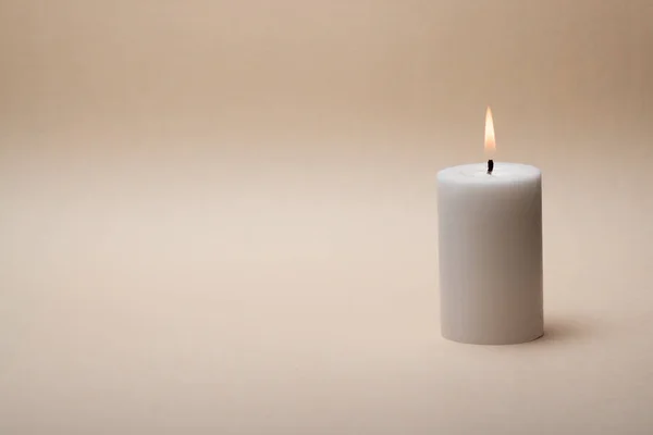 Güzel bej arka plan üzerinde sadece bir mum ile spa konsepti gibi Zen.