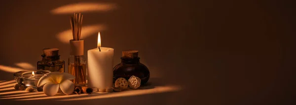 Mumlar, Frangipani çiçek, yağ şişeler ve diğer dekor elemanları ile güzel Spa kompozisyon.