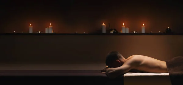 Mann entspannt sich im Wellnessbereich. ruhige, besänftigende Atmosphäre. — Stockfoto