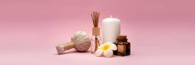Pembe arka planda güzel ve kısa spa kompozisyonu.