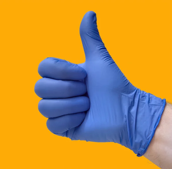 Рука Большим Пальцем Вверх Голубой Перчаткой Желтым Фоном Принятие Концепции — стоковое фото