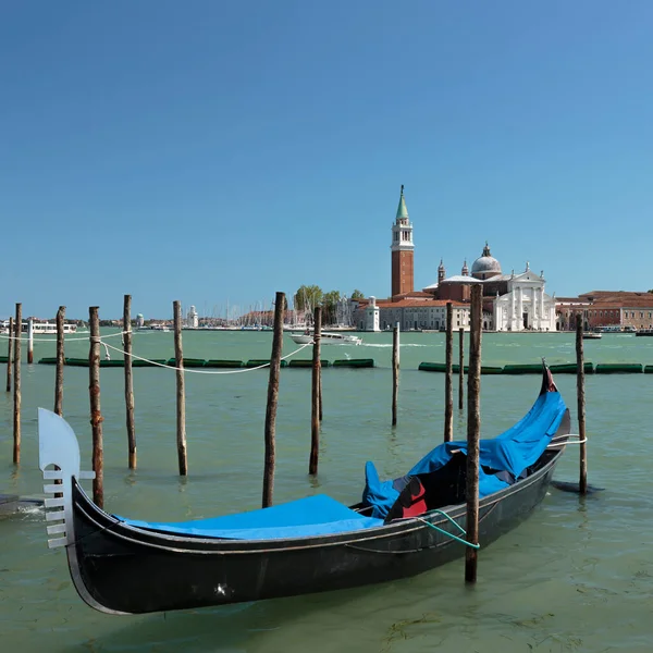 Gondola San Giorgio Maggiore Templommal Háttérben Velence Olaszország — Stock Fotó