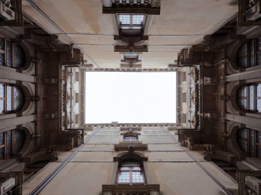 Gökyüzüne bakıyorum Palazzo ca Rezzonico 'nun avlusunda, Venedik, İtalya