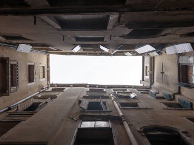 Venedik, İtalya 'da bir avluda gökyüzüne bakıyorum.