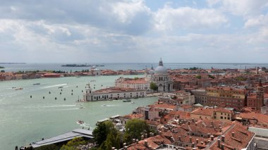 Venedik ve Basilica di Santa Maria della Salute manzarası Campanile di San Marco, Venedik, İtalya