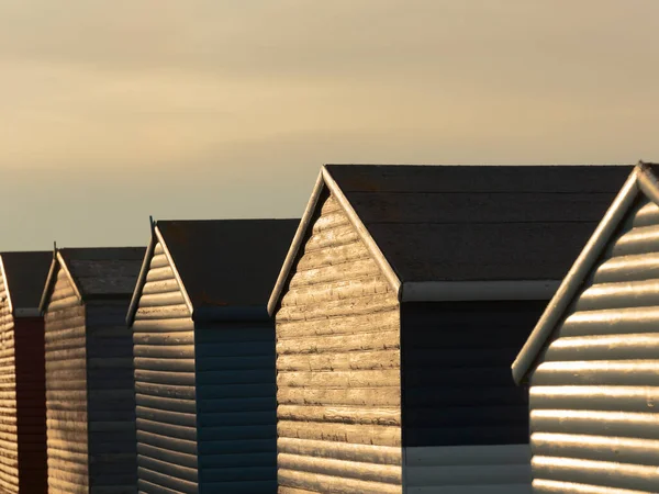 Tankerton Beach, Whitstable, İngiltere 'deki sahil evlerinin üzerinde gün batımı