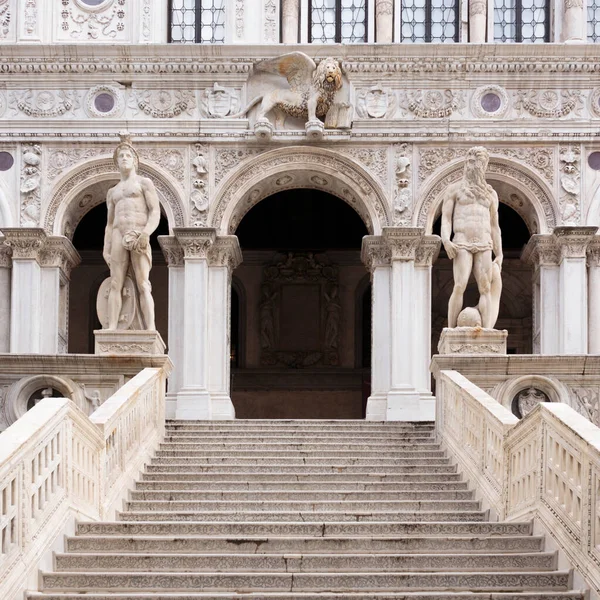 Palazzo Ducale 'nin avlusundaki merdivenler, Venedik, İtalya