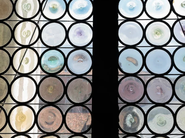 Venedik, İtalya 'daki Palazzo Ducale' de çarpık bir siluete bakan gotik vitraylar.
