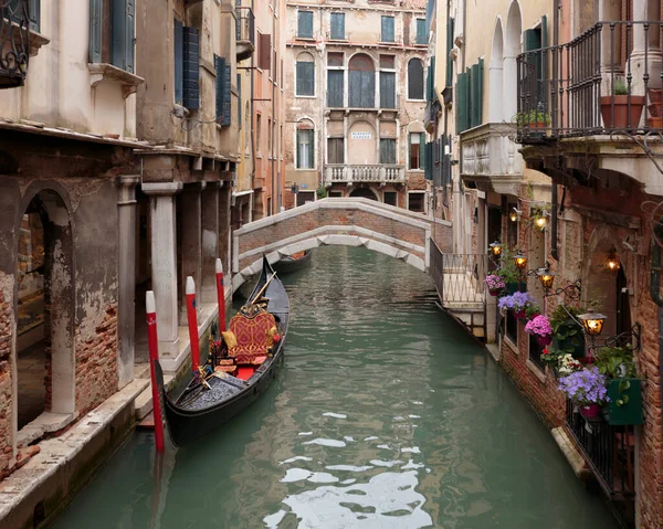 Gondola Moored Rio Dei Bareteri Canal Seen Ponte Dei Bareteri — Stock Photo, Image