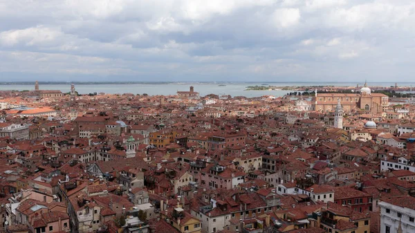 Venedik ve Basilica dei Santi Giovanni e Paolo 'nun manzarası Campanile di San Marco, Venedik, İtalya