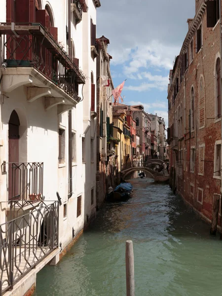 Rio dei San Giovanni Laterano Ponte dei Conzafelzi, Venedik, İtalya 'dan görüldü