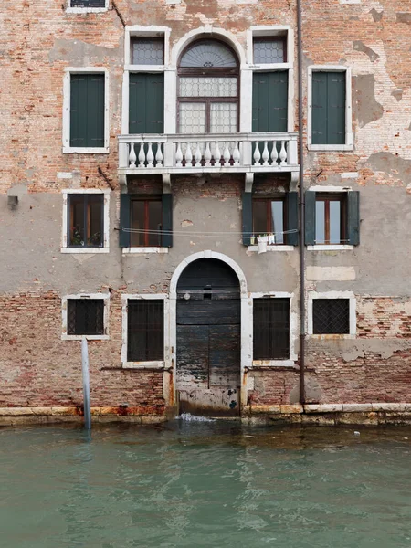 Фасад Здания Канале Рио Дей Мендиканти Венеция Италия — стоковое фото