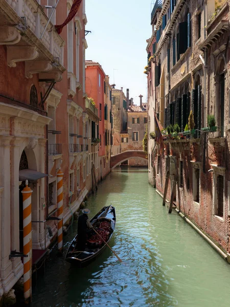 Cannaregio Kanalı 'nın dar geçidinde bir gondol, Venedik, İtalya