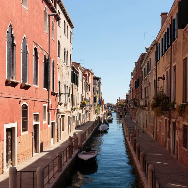 Barcos Amarrados Bordean Canal Del Río Fornace Venecia Italia —  Fotos de Stock