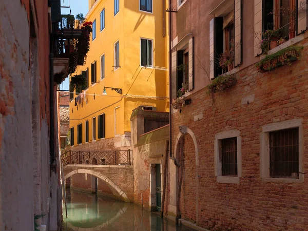 Желтое Здание Канале Рио Сан Занирово Венеция Италия — стоковое фото