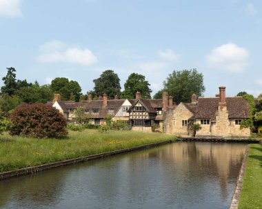 Astor wing with Hever Castle Moat, Hever Castle & Gardens, Hever, Edenbridge, Kent, England, İngiltere