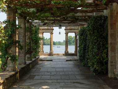 Hever Gölü, Hever Şatosu & Gardens, Hever, Edenbridge, Kent, İngiltere, Birleşik Krallık 'a giden bir sarmaşık geçidi.