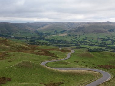 Mam Tor yakınlarındaki viraj yolu, Peak District Ulusal Parkı