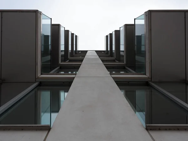 Luna Evi, Bermondsey, Londra, İngiltere ve İngiltere 'deki balkonların alçak açılı görüntüsü