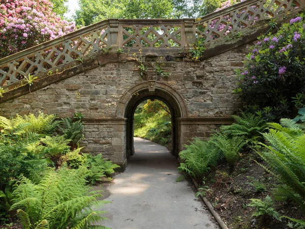Hever Gardens, Hever Castle & Gardens, Hever, Edenbridge, Kent, İngiltere ve İngiltere 'deki kemer ve merdivenler.