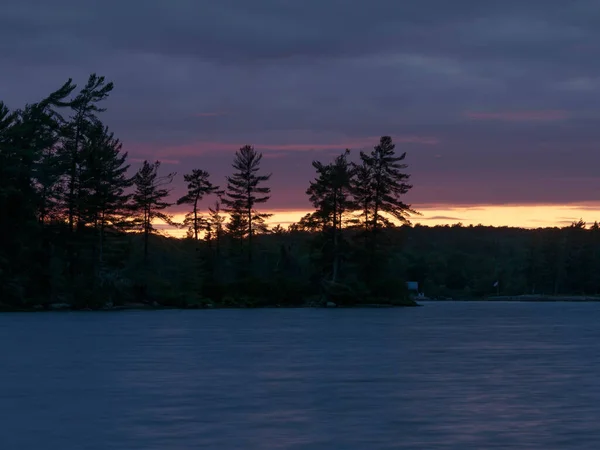 Kartal Gölü, Ontario, Kanada 'da gün batımının uzun bir görüntüsü