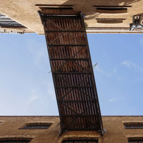 Shad Thames, Londra, İngiltere 'deki binalar arasında üst geçitte