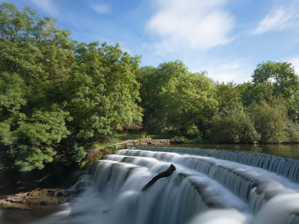 Wye nehrindeki şelale Monsal Dale, Peak District Ulusal Parkı, Little Longstone, Bakewell, Birleşik Krallık