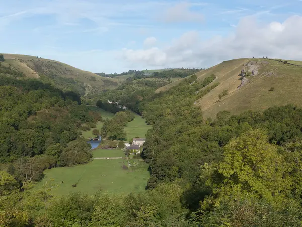 Monsal Dale ve River Wye Monsal Head 'den Little Longstone, Bakewell, Birleşik Krallık' taki Peak District Ulusal Parkı 'nda görüldü.