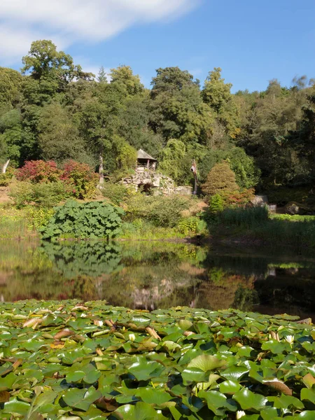 Grotto ve Pond, Peak District Ulusal Parkı 'ndaki Chatsworth House' da.