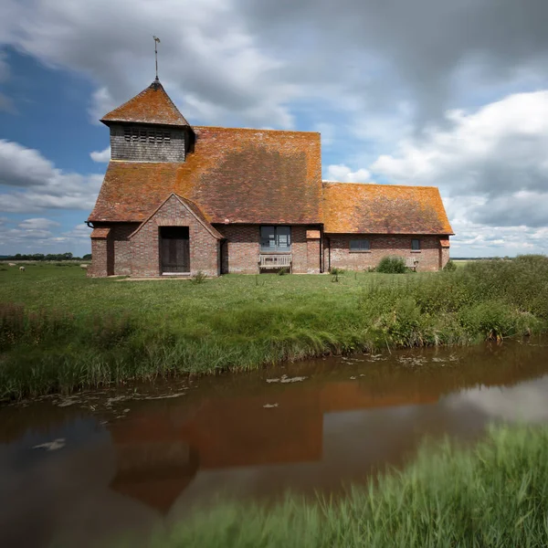 St Thomas a Becket Kilisesi Brookland, Romney Marsh, İngiltere yakınlarındaki bir kanala yansıdı.