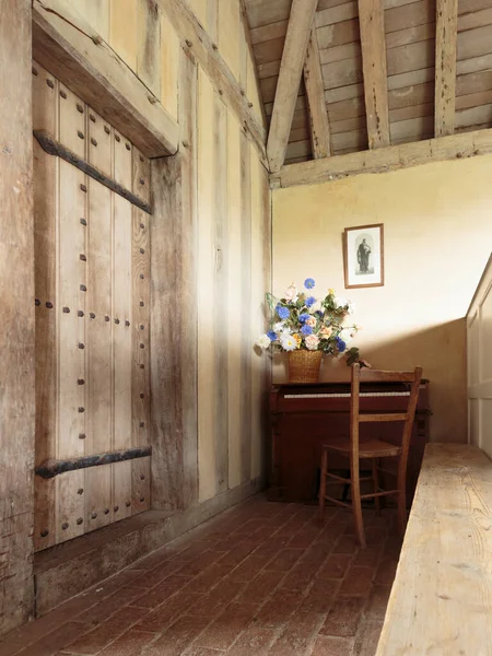 St Thomas a Becket Kilisesi Brookland, Romney Marsh, İngiltere yakınlarındaki bir kanala yansıdı.