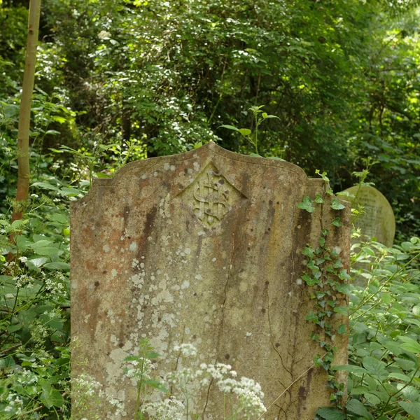 Ein Grabstein Auf Dem Nunhead Friedhof Auch Als Allerheiligenfriedhof Bekannt — Stockfoto