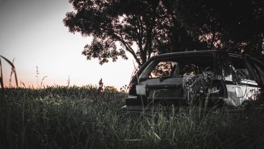 Terk edilmiş arabanın arkası paslanmış. 