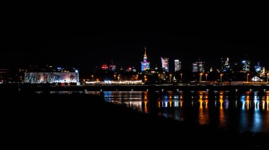 Gece Varşova şehir merkezi ve Vistula Nehri