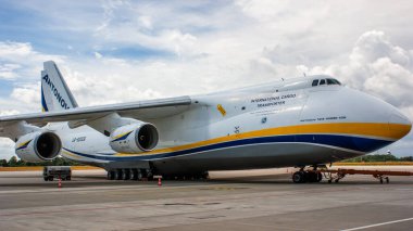 An-124 Ruslan Varşova Chopin Havaalanında