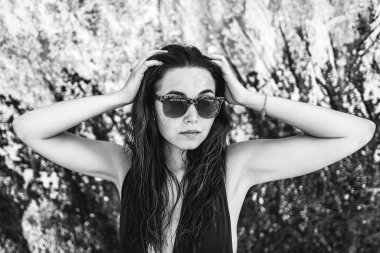 Siyah mayo rock plaj yakınındaki poz esmer kız