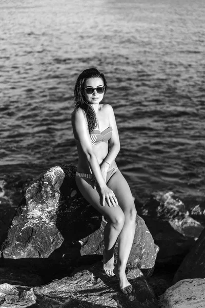 Menina Morena Bonita Relaxando Nas Pedras Mar — Fotografia de Stock