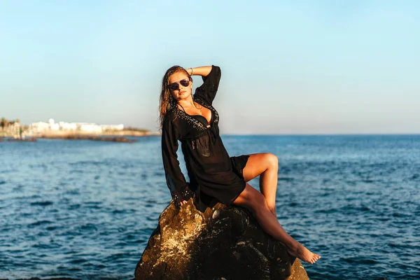Ładna Dziewczyna Opalając Się Kamienie Nad Morzem — Zdjęcie stockowe