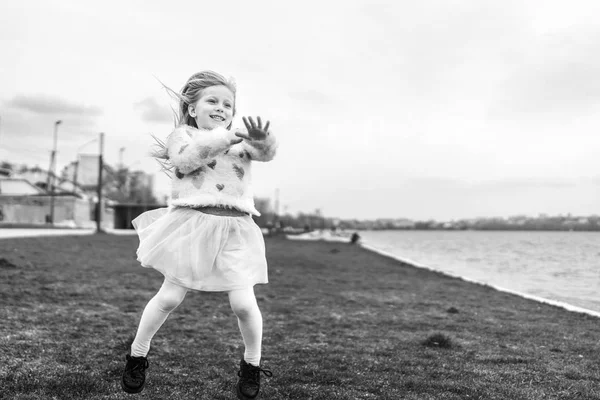 Щаслива Красива Біла Дівчина Відкритому Повітрі — стокове фото