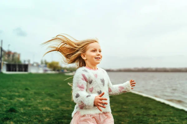 Feliz Bastante Caucásico Preescolar Chica Aire Libre — Foto de Stock
