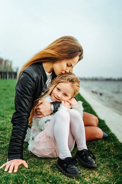 Mother Her Little Daughter Have Fun Outdoors — Stock Photo, Image