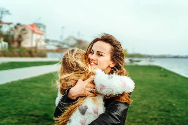 Mother Her Little Daughter Have Fun Outdoors — Stock Photo, Image