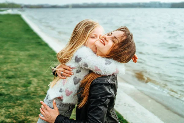 Mamma Med Sin Lilla Dotter Kul Utomhus — Stockfoto