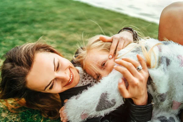 Mère Avec Petite Fille Amuser Extérieur — Photo