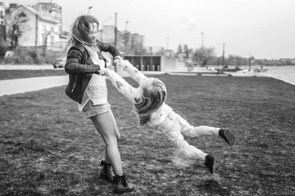 Madre Con Sua Figlioletta Divertirsi All Aperto — Foto Stock