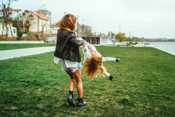 Madre Con Sua Figlioletta Divertirsi All Aperto — Foto Stock