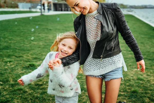 Mère Avec Petite Fille Amuser Extérieur — Photo