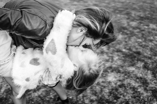 Mãe Com Sua Filhinha Divertir Livre — Fotografia de Stock