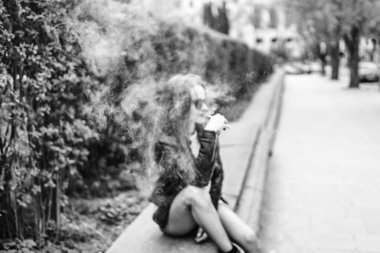 Güzel kadın duman elektronik sigara açık